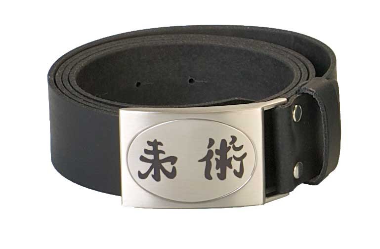 Riem uit leder met gegraveerde Kanji