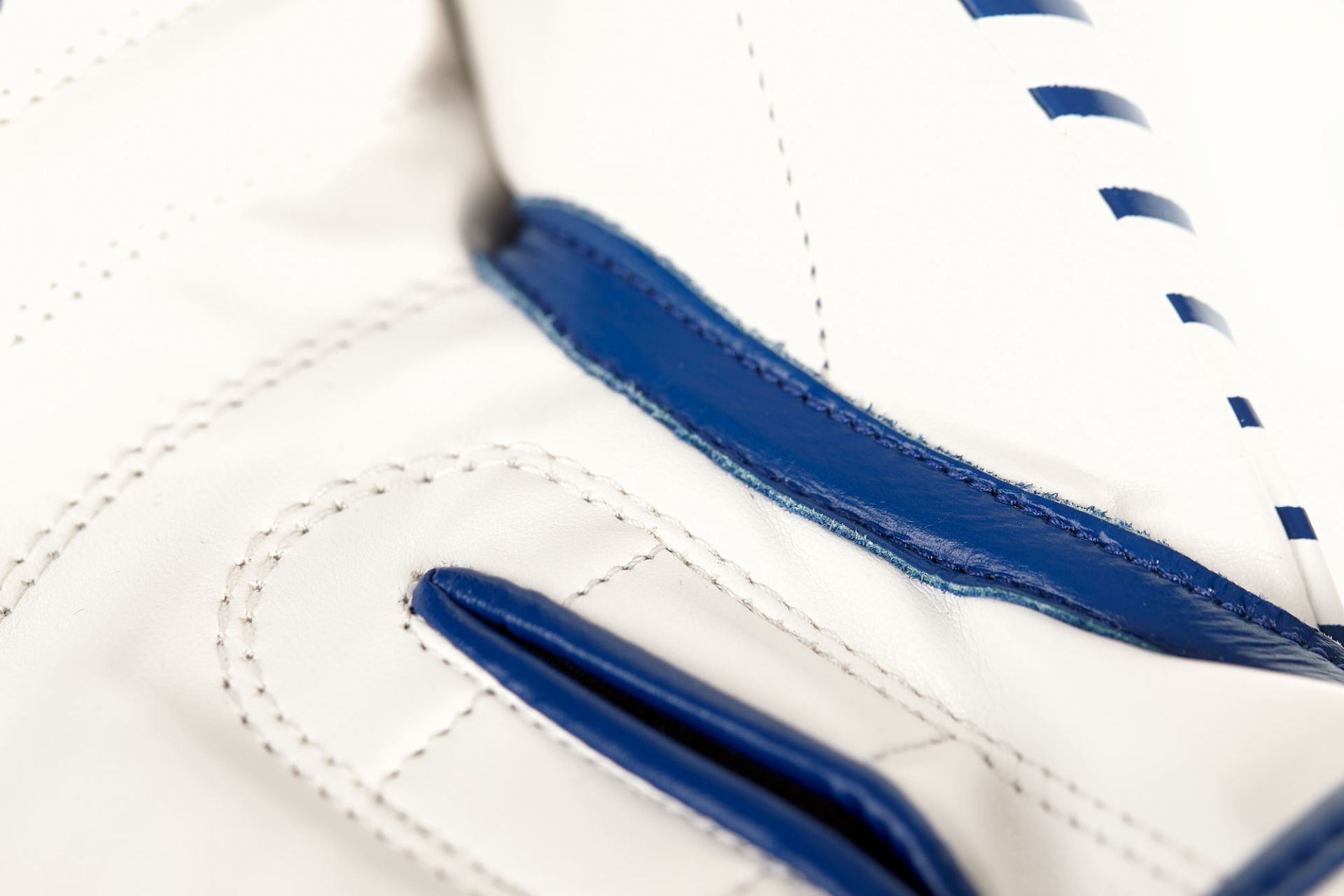 adidas Kickboxing wedstrijdhandschoen blauw/wit, adiKBWKF200